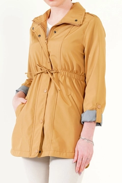 Bir model, Bigdart toptan giyim markasının 42988 - Trench Coat - Camel toptan Trençkot ürününü sergiliyor.