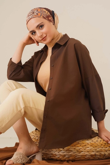Un mannequin de vêtements en gros porte  Chemise - Marron
, Chemise en gros de Bigdart en provenance de Turquie