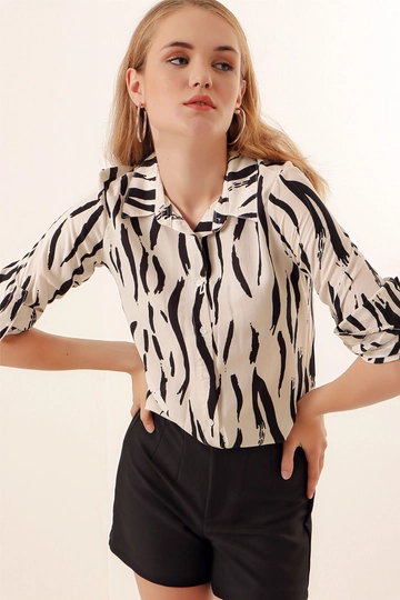 Bir model, Bigdart toptan giyim markasının  Gömlek - Krem
 toptan Gömlek ürününü sergiliyor.