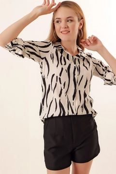 A wholesale clothing model wears 43463 - Shirt - Cream, Turkish wholesale Shirt of Bigdart