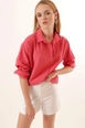 Una modella di abbigliamento all'ingrosso indossa 43495-shirt-pomegranate-flower, vendita all'ingrosso turca di  di 