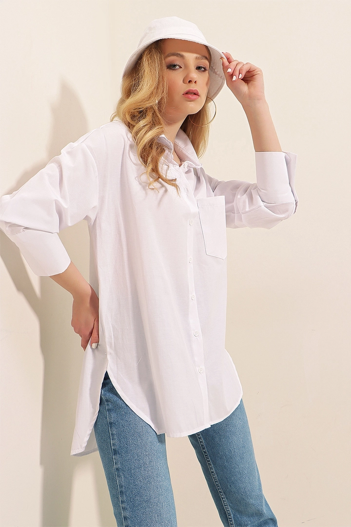 Bir model, Bigdart toptan giyim markasının 43511 - Shirt - White toptan Gömlek ürününü sergiliyor.