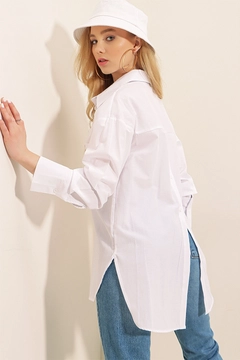 Bir model, Bigdart toptan giyim markasının 43511 - Shirt - White toptan Gömlek ürününü sergiliyor.