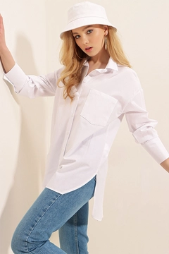 Una modella di abbigliamento all'ingrosso indossa 43511 - Shirt - White, vendita all'ingrosso turca di Camicia di Bigdart