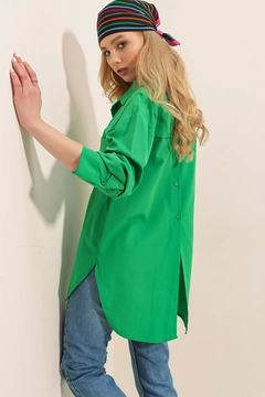 Bir model, Bigdart toptan giyim markasının 43512 - Shirt - Green toptan Gömlek ürününü sergiliyor.