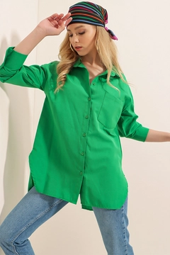 Una modella di abbigliamento all'ingrosso indossa 43512 - Shirt - Green, vendita all'ingrosso turca di Camicia di Bigdart