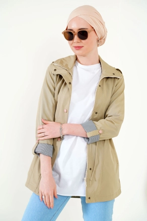 A model wears 43666 - Trench Coat - Beige, wholesale Trenchcoat of Bigdart to display at Lonca