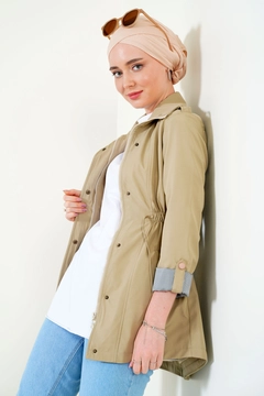 Una modella di abbigliamento all'ingrosso indossa 43666 - Trench Coat - Beige, vendita all'ingrosso turca di Impermeabile di Bigdart
