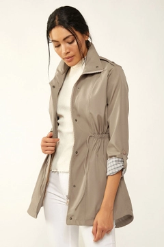 A wholesale clothing model wears 43666 - Trench Coat - Beige, Turkish wholesale Trenchcoat of Bigdart