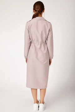 Bir model, Bigdart toptan giyim markasının 43671 - Trench Coat - Stone toptan Trençkot ürününü sergiliyor.