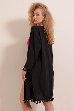 Bir model, Bigdart toptan giyim markasının 43683 - Kimono - Black toptan Kimono ürününü sergiliyor.