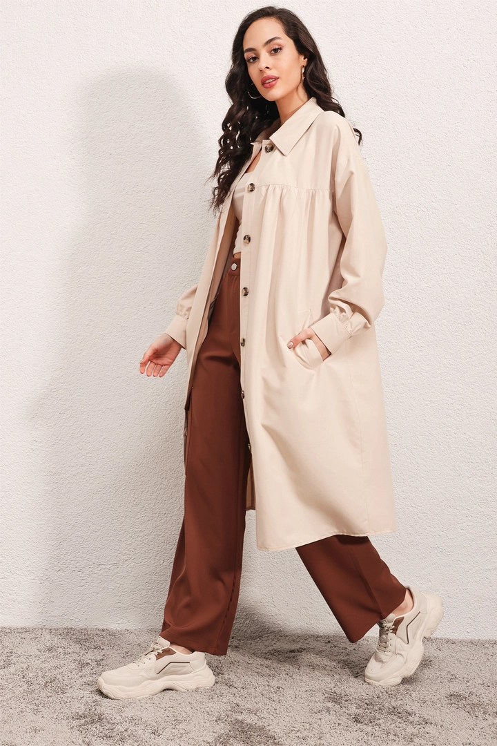 Una modella di abbigliamento all'ingrosso indossa 43688 - Trench Coat - Beige, vendita all'ingrosso turca di Impermeabile di Bigdart