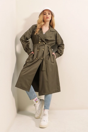 A model wears 43696 - Trench Coat - Khaki, wholesale Trenchcoat of Bigdart to display at Lonca
