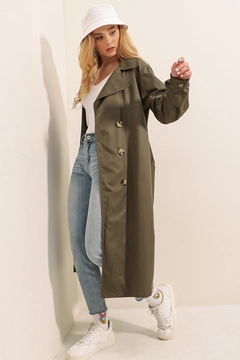 Bir model, Bigdart toptan giyim markasının 43696 - Trench Coat - Khaki toptan Trençkot ürününü sergiliyor.