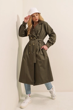 Ein Bekleidungsmodell aus dem Großhandel trägt 43696 - Trench Coat - Khaki, türkischer Großhandel Trenchcoat von Bigdart