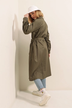Bir model, Bigdart toptan giyim markasının 43696 - Trench Coat - Khaki toptan Trençkot ürününü sergiliyor.