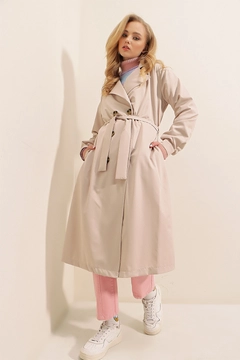 Una modella di abbigliamento all'ingrosso indossa 43697 - Trench Coat - Beige, vendita all'ingrosso turca di Impermeabile di Bigdart