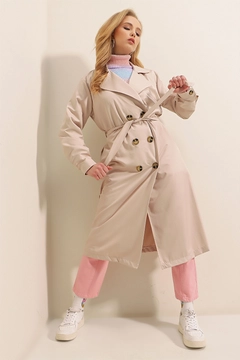 Bir model, Bigdart toptan giyim markasının 43697 - Trench Coat - Beige toptan Trençkot ürününü sergiliyor.
