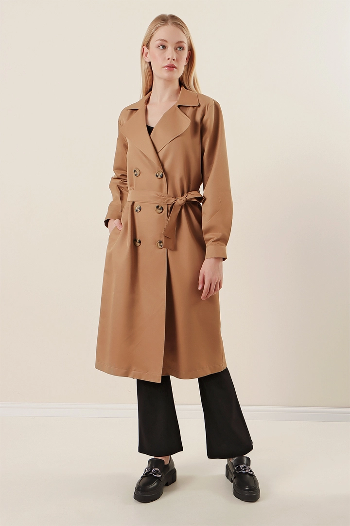 Bir model, Bigdart toptan giyim markasının 43698 - Trench Coat - Tan toptan Trençkot ürününü sergiliyor.
