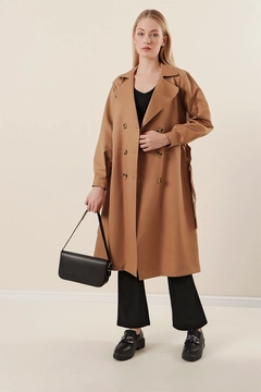 Bir model, Bigdart toptan giyim markasının 43698 - Trench Coat - Tan toptan Trençkot ürününü sergiliyor.