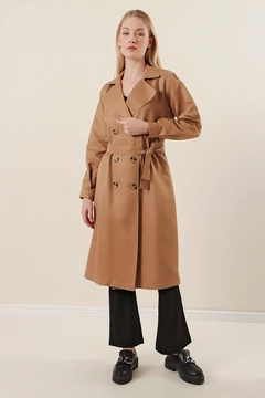 Una modella di abbigliamento all'ingrosso indossa 43698 - Trench Coat - Tan, vendita all'ingrosso turca di Impermeabile di Bigdart