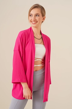 Una modella di abbigliamento all'ingrosso indossa 43720 - Kimono - Fuchsia, vendita all'ingrosso turca di Kimono di Bigdart