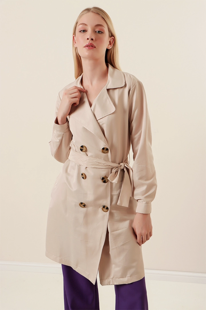 Ένα μοντέλο χονδρικής πώλησης ρούχων φοράει 43722 - Trench Coat - Beige, τούρκικο Καπαρντίνα χονδρικής πώλησης από Bigdart