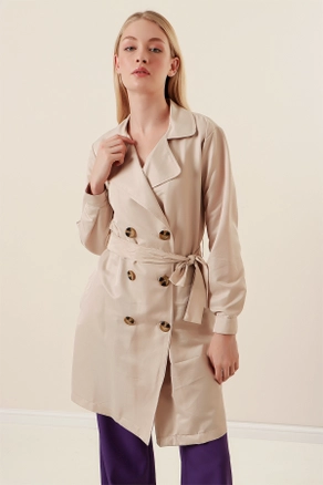 A model wears 43722 - Trench Coat - Beige, wholesale Trenchcoat of Bigdart to display at Lonca