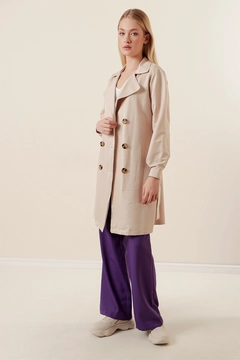 Una modella di abbigliamento all'ingrosso indossa 43722 - Trench Coat - Beige, vendita all'ingrosso turca di Impermeabile di Bigdart