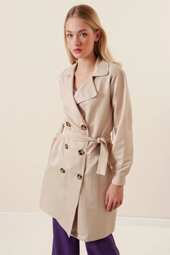 Una modella di abbigliamento all'ingrosso indossa 43722 - Trench Coat - Beige, vendita all'ingrosso turca di Impermeabile di Bigdart