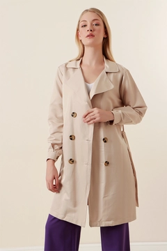 Ein Bekleidungsmodell aus dem Großhandel trägt 43722 - Trench Coat - Beige, türkischer Großhandel Trenchcoat von Bigdart
