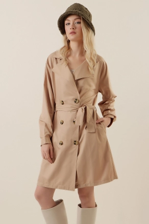 A model wears 43723 - Trench Coat - Mink, wholesale Trenchcoat of Bigdart to display at Lonca