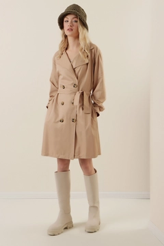 Bir model, Bigdart toptan giyim markasının 43723 - Trench Coat - Mink toptan Trençkot ürününü sergiliyor.