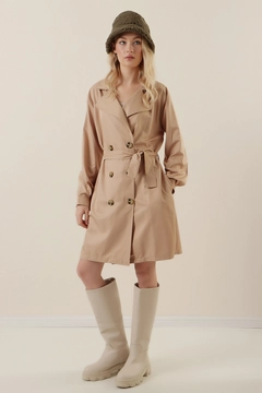Bir model, Bigdart toptan giyim markasının 43723 - Trench Coat - Mink toptan Trençkot ürününü sergiliyor.