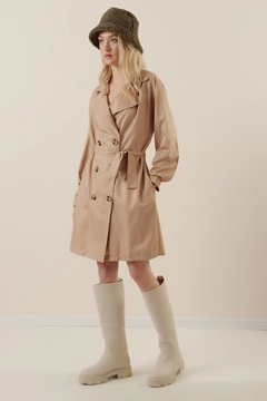 Veleprodajni model oblačil nosi 43723 - Trench Coat - Mink, turška veleprodaja Trenčkot od Bigdart