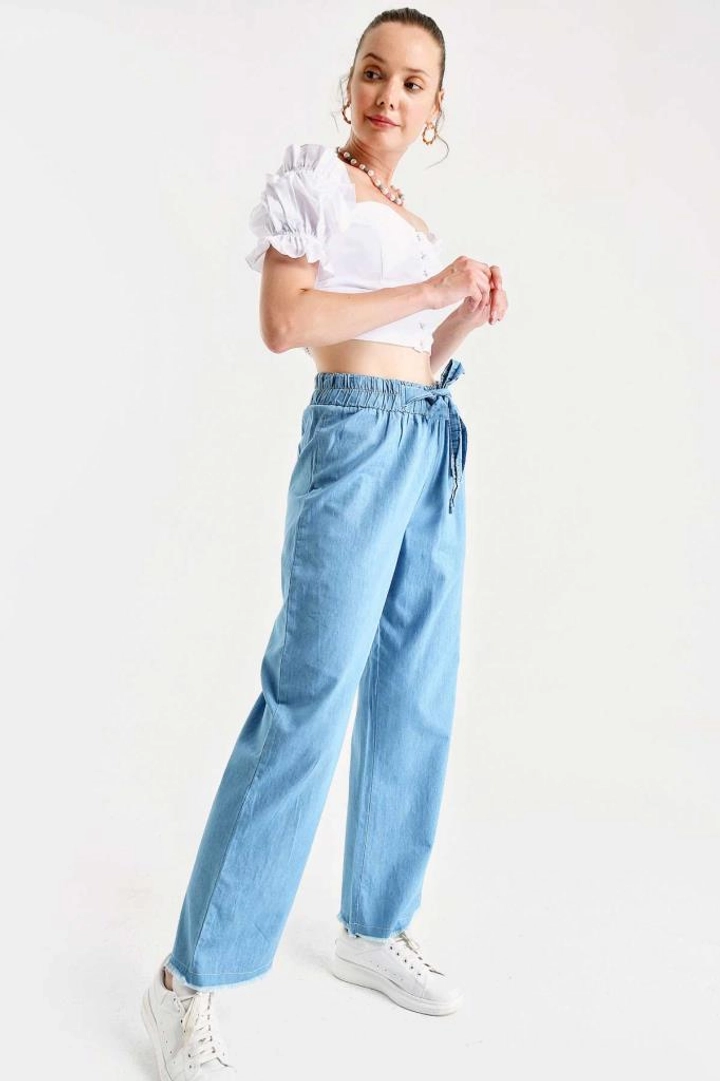 Bir model, Bigdart toptan giyim markasının 43752 - Jeans - Blue toptan Kot Pantolon ürününü sergiliyor.
