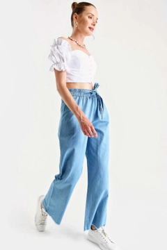 Ein Bekleidungsmodell aus dem Großhandel trägt 43752 - Jeans - Blue, türkischer Großhandel Jeans von Bigdart