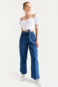 Ein Bekleidungsmodell aus dem Großhandel trägt 43753 - Jeans - Dark Blue, türkischer Großhandel Jeans von Bigdart