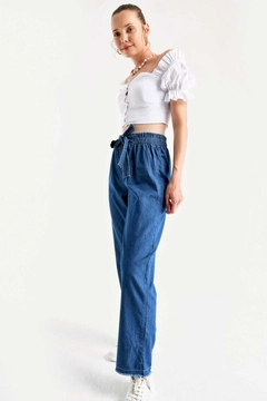 Ein Bekleidungsmodell aus dem Großhandel trägt 43753 - Jeans - Dark Blue, türkischer Großhandel Jeans von Bigdart