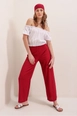 Ένα μοντέλο χονδρικής πώλησης ρούχων φοράει 43764-trousers-red, τούρκικο  χονδρικής πώλησης από 
