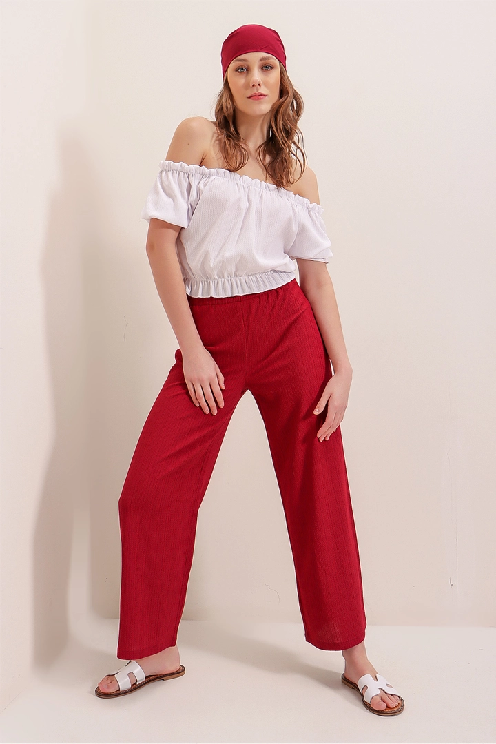 Una modella di abbigliamento all'ingrosso indossa 43764 - Trousers - Red, vendita all'ingrosso turca di Pantaloni di Bigdart
