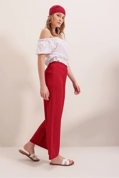 Ένα μοντέλο χονδρικής πώλησης ρούχων φοράει 43764 - Trousers - Red, τούρκικο Παντελόνι χονδρικής πώλησης από Bigdart