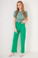 Una modella di abbigliamento all'ingrosso indossa 43765-trousers-green, vendita all'ingrosso turca di  di 