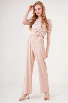 Ένα μοντέλο χονδρικής πώλησης ρούχων φοράει 43768 - Trousers - Biscuit Color, τούρκικο Παντελόνι χονδρικής πώλησης από Bigdart