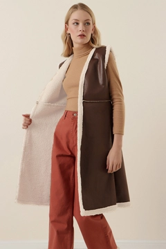 Ένα μοντέλο χονδρικής πώλησης ρούχων φοράει 43796 - Vest - Brown, τούρκικο Αμάνικο μπλουζάκι χονδρικής πώλησης από Bigdart