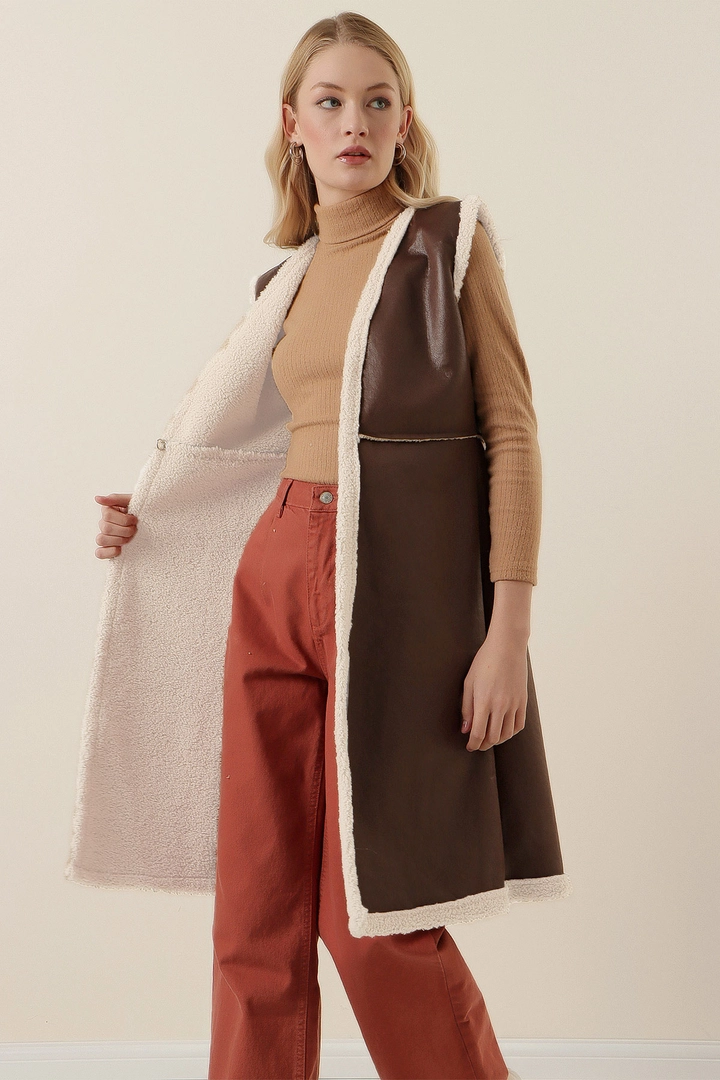 Una modella di abbigliamento all'ingrosso indossa 43796 - Vest - Brown, vendita all'ingrosso turca di Veste di Bigdart
