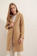Een kledingmodel uit de groothandel draagt 43820-coat-mustard, Turkse groothandel  van 