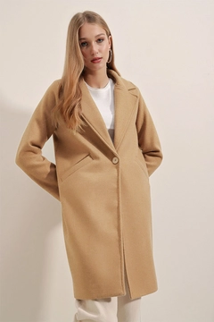 Una modelo de ropa al por mayor lleva 43820 - Coat - Mustard, Abrigo turco al por mayor de Bigdart