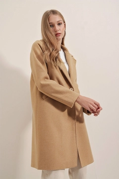 Ein Bekleidungsmodell aus dem Großhandel trägt 43820 - Coat - Mustard, türkischer Großhandel Mantel von Bigdart