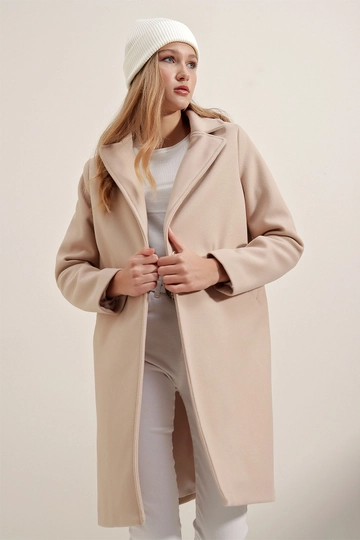 Ein Bekleidungsmodell aus dem Großhandel trägt  Mantel - Beige
, türkischer Großhandel Mantel von Bigdart